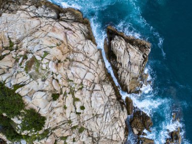 Dalgalar kayalar çökmesini havadan görünümü