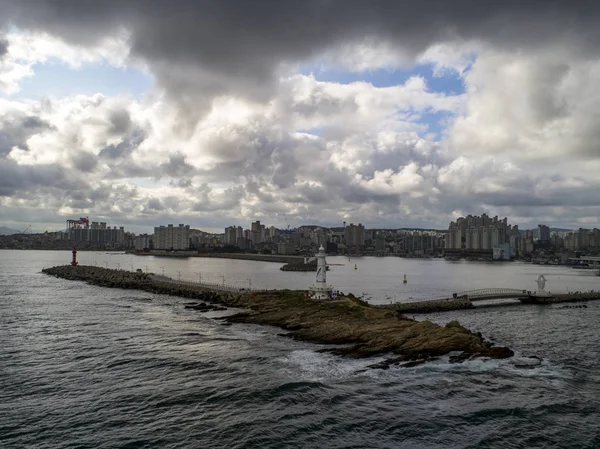 Bulutlu günlerde adada bir deniz feneri