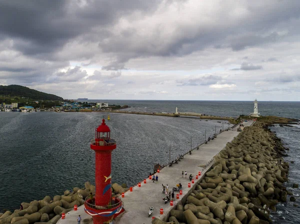 Bulutlu günlerde adada bir deniz feneri