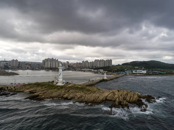 Bulutlu günlerde adada bir deniz feneri