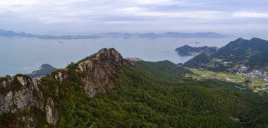 Kayalık dağ ve deniz havadan görünümü