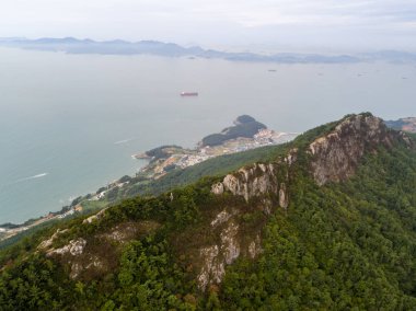Kayalık dağ ve deniz havadan görünümü
