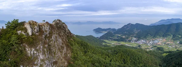 Kayalık dağ ve deniz havadan görünümü