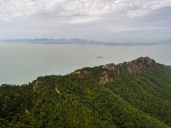 Kayalık dağ ve deniz havadan görünümü