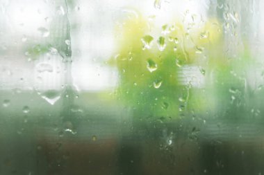 Yağmur yaparken dışarıya açık cam üzerinden seyir.