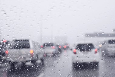 Yolda cama yağışlı sezon görüntüleyin. Büyük şehirde araba sorunu.