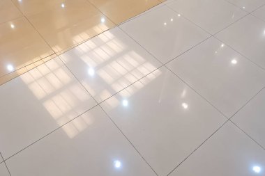 Krem kat tavan koridorun içinde yansıması.