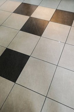 Krem ve siyah çini koridorun içinde. Boş metin kopyalama yeri olan.