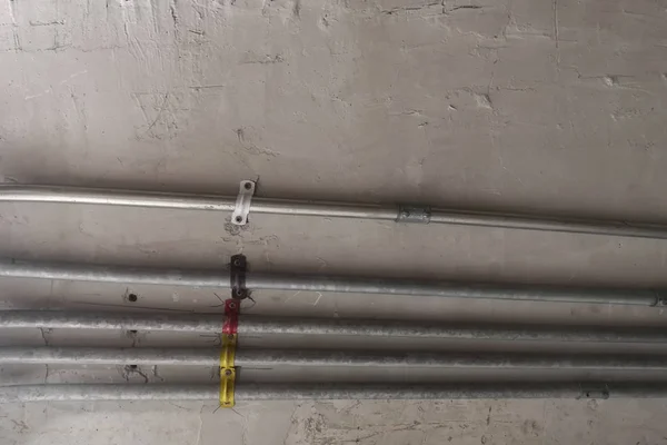Tubo Acero Con Una Banda Separada Pared Cemento Dentro Del —  Fotos de Stock
