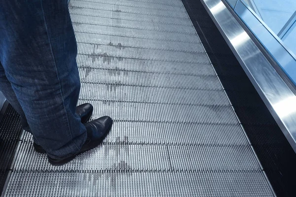 Pozadí Muži Nosí Džíny Černé Kožené Boty Postav Eskalátoru Detail — Stock fotografie