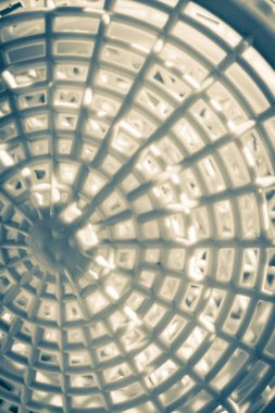 Mavi sepet ve kare tablo aracılığıyla ışık . 