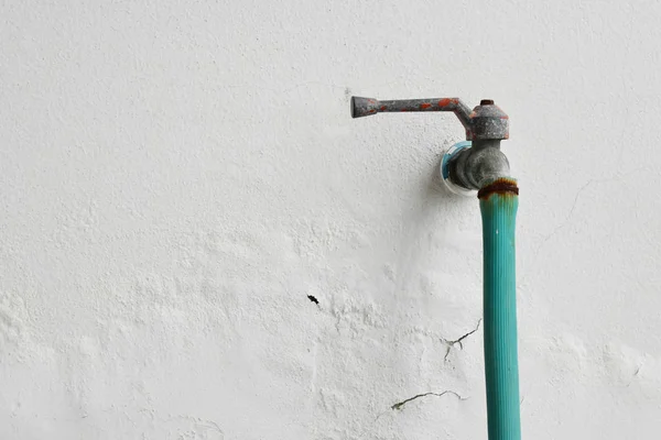 Paslı Metal Musluk Aşırı Nem Kalıp Peeling Boya Duvar Yağmur — Stok fotoğraf