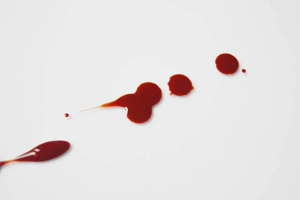 Pohled Shora Krvavě Červená Šíří Bílém Podkladu — Stock fotografie