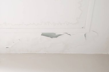 Yağmur su sızıntıları hasar, fayans ve alçı yönetim kurulu neden tavan.