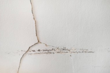 Yağmur su sızıntıları hasar, fayans ve alçı yönetim kurulu neden tavan.