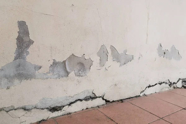 Duvarlar vardı çatlaklar üzerinden çökme tehlikesi anlamına gelebilir, orada birçok nedenleri su zemin veya metin için standart ve boş yer olmayan binalar .