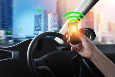 İç görünüm ve otomatik kendini ile akıllı telefon, elektrik akıllı araç teknolojisi sürüş komutu.