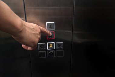 Erkekler el ile kontrol düğmeleri iç Asansör basın var metin için engelli ve boş yer için braille paneli.