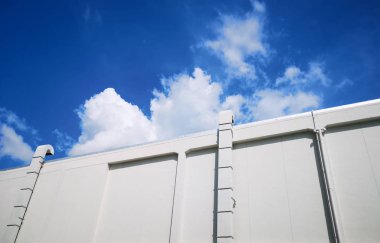 Arka plan büyük havalandırma baca parlak mavi gün ve metin için boş en iyi yer.