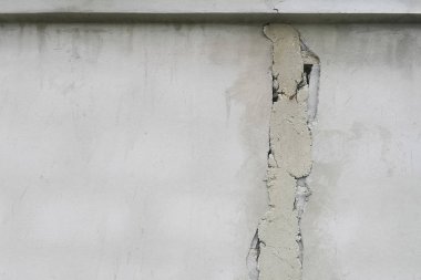 Duvarlar vardı çatlaklar üzerinden çökme tehlikesi anlamına gelebilir, orada birçok nedenleri su zemin veya metin için standart ve boş yer olmayan binalar.