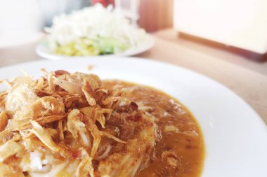 Kanom Jeen kez taze sebze ile eşleştirilmiş bir popüler Tayland yemeğidir.