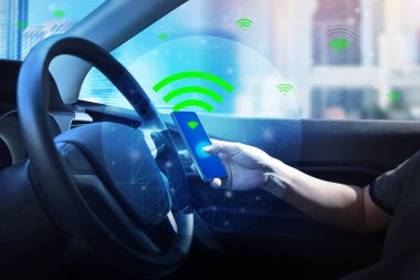İç görünüm ve otomatik kendini smartphone ile sürüş komutu.