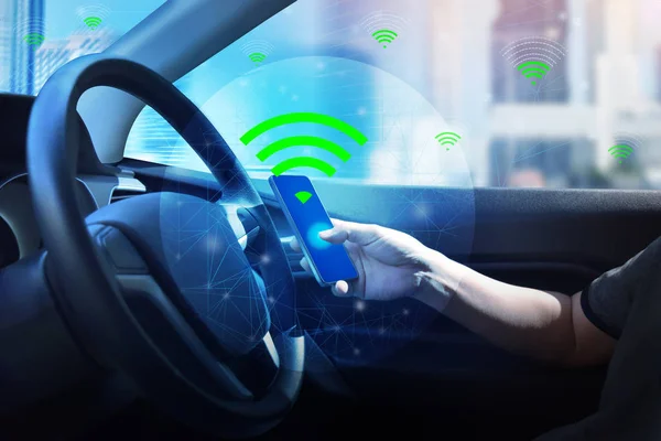 İç görünüm ve otomatik kendini smartphone ile sürüş komutu.