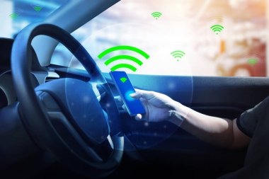 İç görünüm ve otomatik kendini smartphone ile sürüş komut. Elektrik akıllı araç teknolojisi.