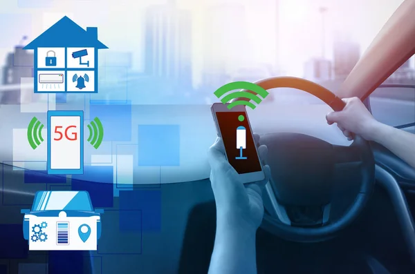 Vnitřní pohled a automatické řízení jízdy pomocí smartphone ovládání inteligentních domů . — Stock fotografie