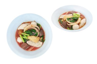 Pembe Erişte Çorbası, sos salamura fasulye lor yapılan baharatlı tatlar beslemek için baharat ve otlar ekleyin. Pirinç sopa erişte ile gıda tarzı. Konuşan Tayland 