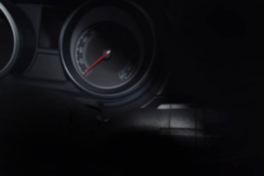 İğne sıfırda. Konsept karanlık ve sessiz görünüyor. ve metin için boş üst alan.