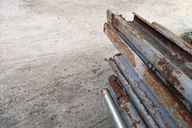 Korozyon ve çelik direklerin korozyon, çimento duvar arka plan ve metin için kopyalama alanı ile boş.