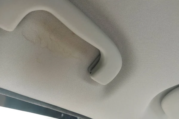 Cerca, manija del área de la mancha en la parte superior del coche del techo y espacio vacío para el texto . —  Fotos de Stock