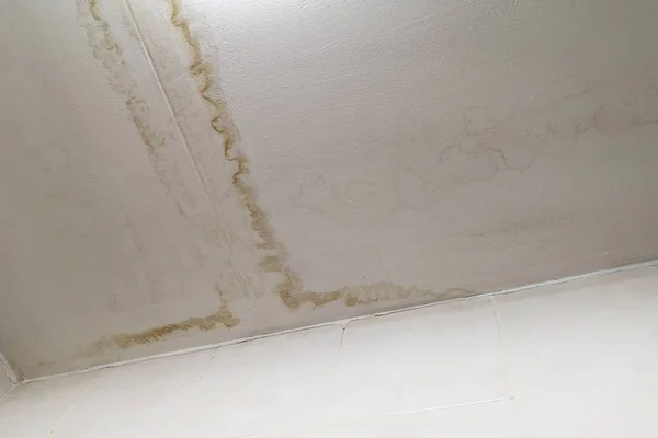 Διαρροές νερό της βροχής από τη στέγη προκαλέσει βλάβες η οροφή και κεραμίδια και γυψοσανίδα, κενό χώρο για το κείμενο. — Φωτογραφία Αρχείου