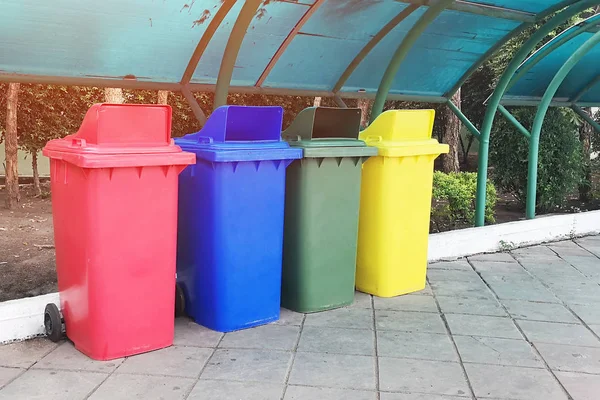 Πλαστικός κάδος απορριμμάτων, διαχωρισμός χρωμάτων ανάλογα με τη χρήση. Μεγάλο και ανθεκτικό, κατάλληλο για χρήση σε δημόσιους χώρους. — Φωτογραφία Αρχείου