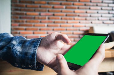 el tutan Mock-up yeşil ekran akıllı telefon