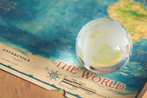 Kryształ globu na mapie świata — Zdjęcie stockowe