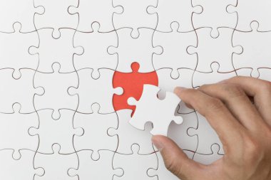kırmızı arka plan üzerinde bitmemiş yapboz doku. bağlantı kavramı. fikir kavramı.dernek kavramı