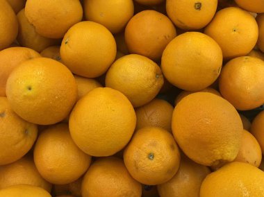 Grup değil taze ve çürük valencia Orange süpermarkette taze meyve bölgedeki rafta