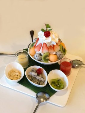 Bingsu, popüler Kore buz tatlı tatlı kıyılmış meyve ve yoğunlaştırılmış süt tepesi ile traş