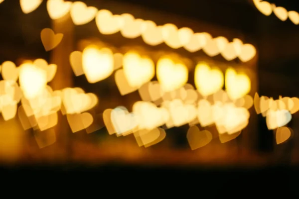 Размытый Боке Форме Золотого Сердца Линии Света Ночью Уличном Магазине — стоковое фото