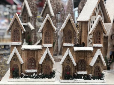 Nonthaburi, Tayland - 11 Kasım 2018: kar ile güzel ahşap evi dekore x-mas gününde