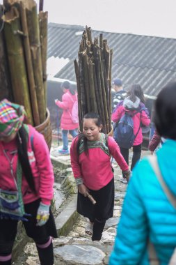 Sapa, Vietnam - 5 Aralık 2015: Bambu sokakta kedi kedi köyü yakınındaki busket kat insanlarda devam