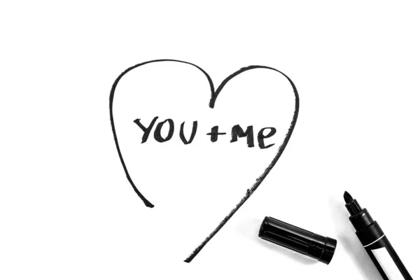 O coração é pintado com um marcador, foto em preto e branco — Fotografia de Stock