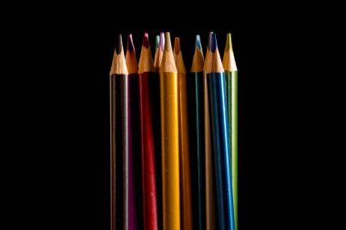 Siyah arka plan üzerinde renkli kalemler güzel siyah, renkli kalemler ayarlayın. Yakında okula. Okula Dönüş