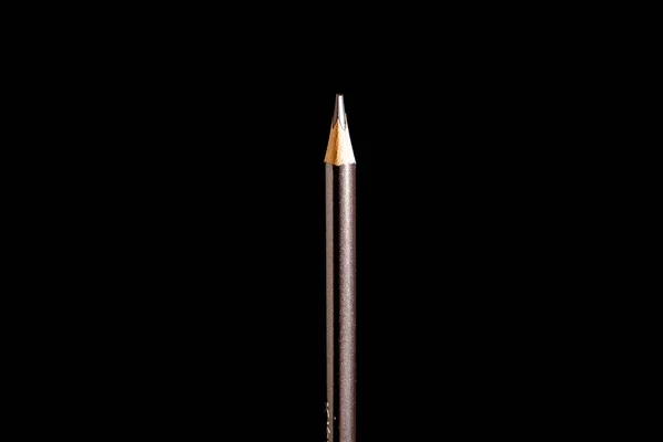 Mooi zwart, gekleurd potlood op zwarte achtergrond. Binnenkort naar school. Terug naar school — Stockfoto