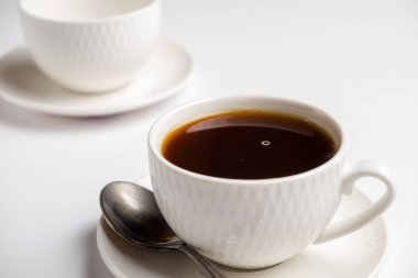 beyaz bir arka plan üzerinde bir kaşık ile kahve için beyaz fincan