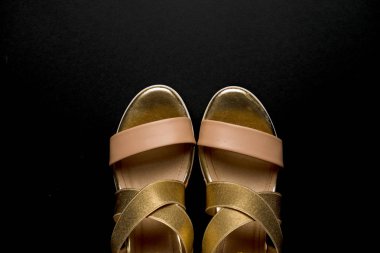 şık kadın ayakkabıları siyah bir arka plan üzerinde yalan