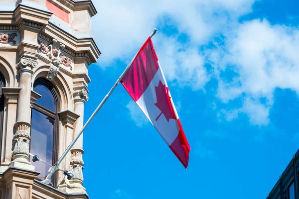 Kanada zászlaja előtt egy tiszta kék ég Stock Kép