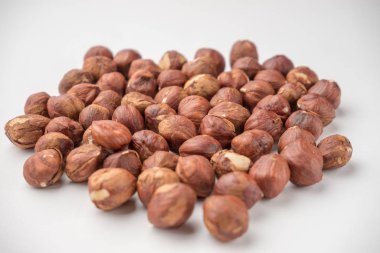 besleyici fındık, beyaz bir arka plan üzerinde fındık